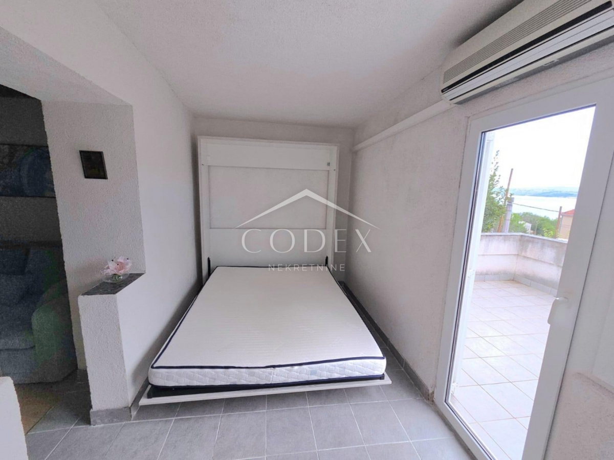 Dramalj – enosobno stanovanje s teraso naprodaj