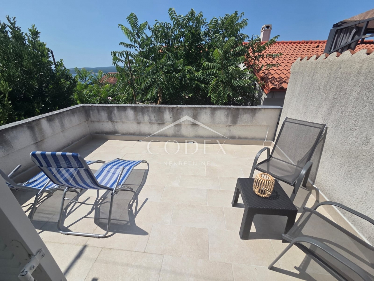 Dramalj – enosobno stanovanje s teraso naprodaj