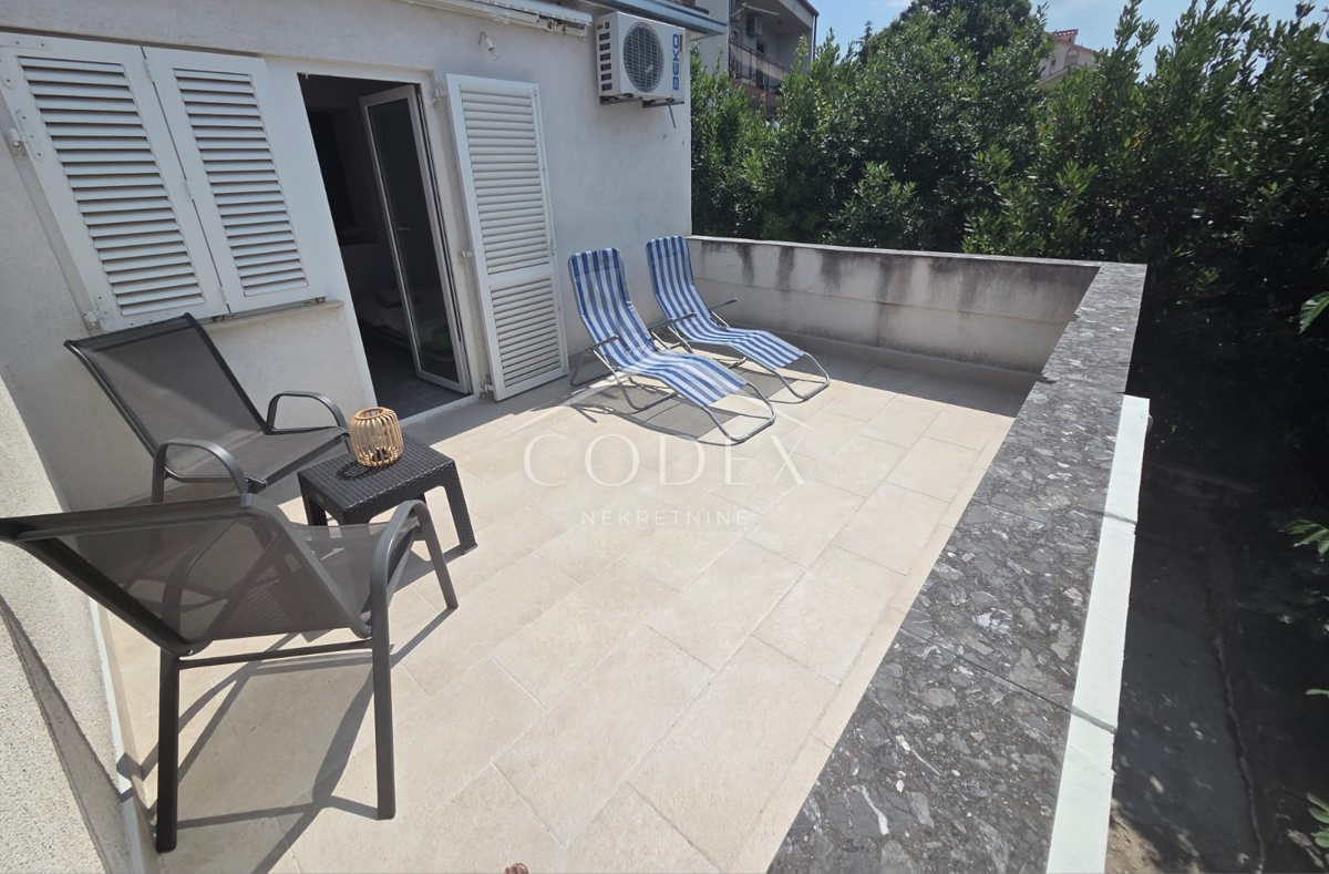 Dramalj – enosobno stanovanje s teraso naprodaj