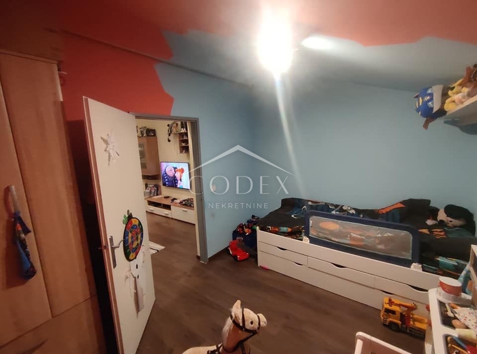 Kraljevica - lepa hiša z 2 poslovnima prostoroma in prostornim stanovanjem