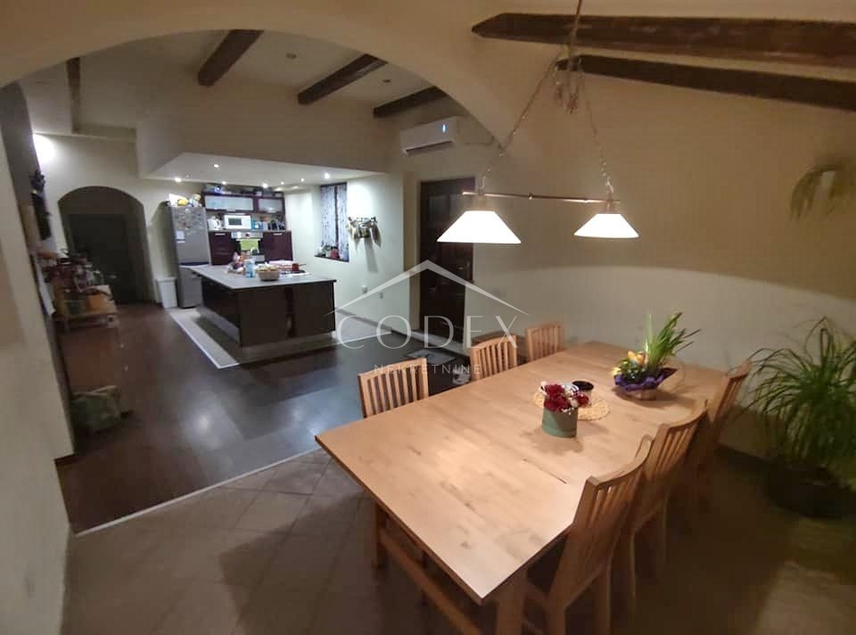 Kraljevica - lepa hiša z 2 poslovnima prostoroma in prostornim stanovanjem