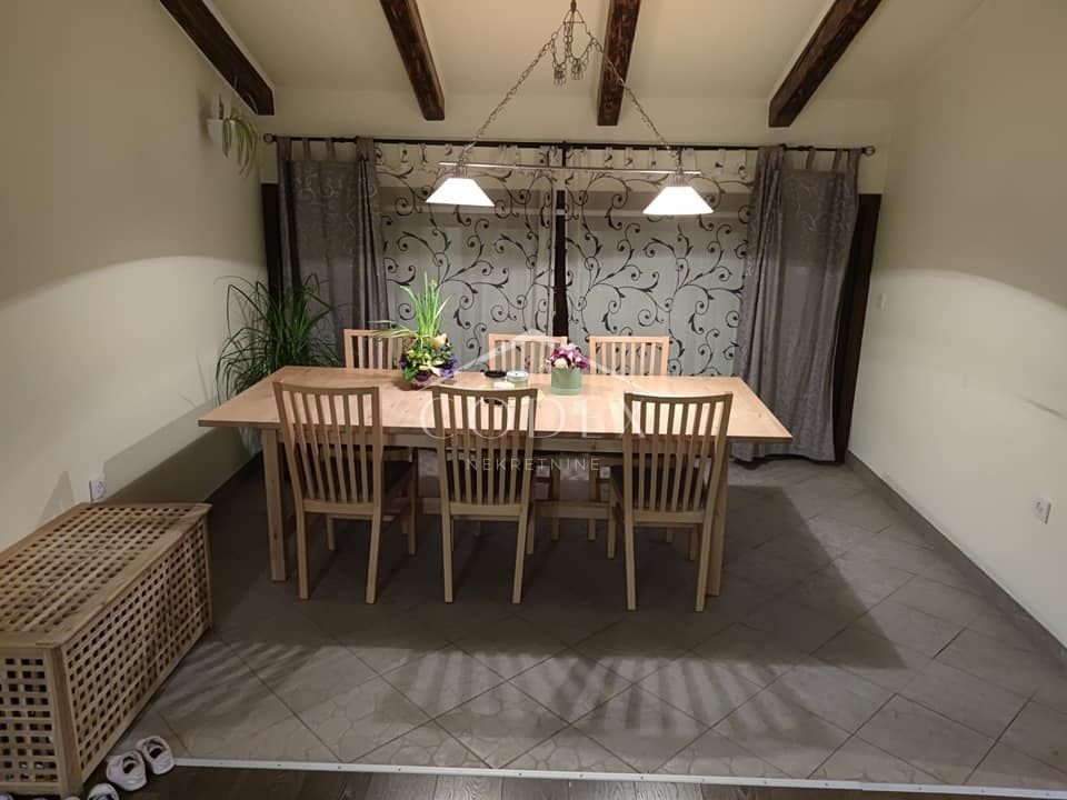 Kraljevica - lepa hiša z 2 poslovnima prostoroma in prostornim stanovanjem