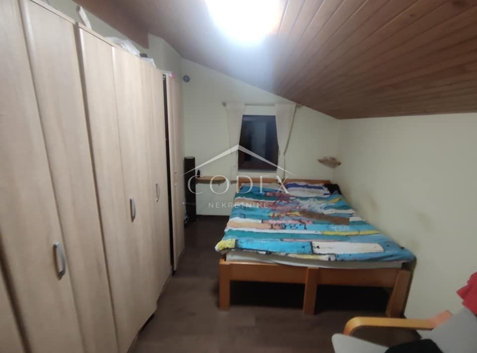 Kraljevica - lepa hiša z 2 poslovnima prostoroma in prostornim stanovanjem