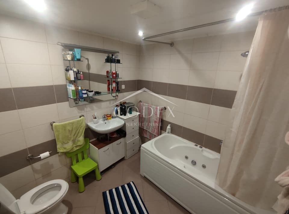 Kraljevica - lepa hiša z 2 poslovnima prostoroma in prostornim stanovanjem