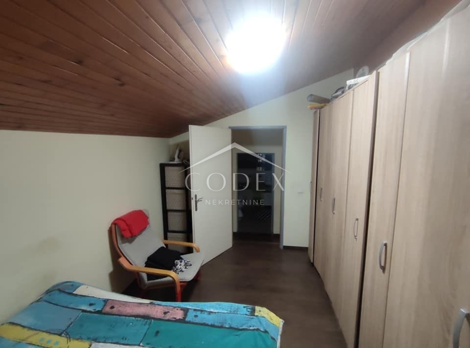 Kraljevica - lepa hiša z 2 poslovnima prostoroma in prostornim stanovanjem