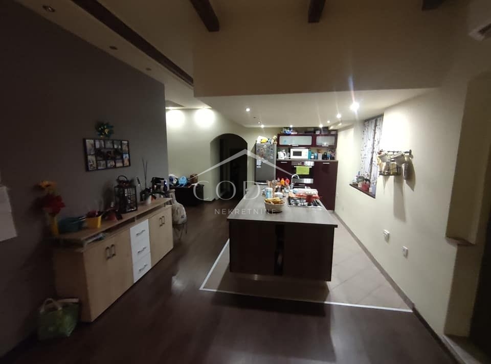 Kraljevica - lepa hiša z 2 poslovnima prostoroma in prostornim stanovanjem