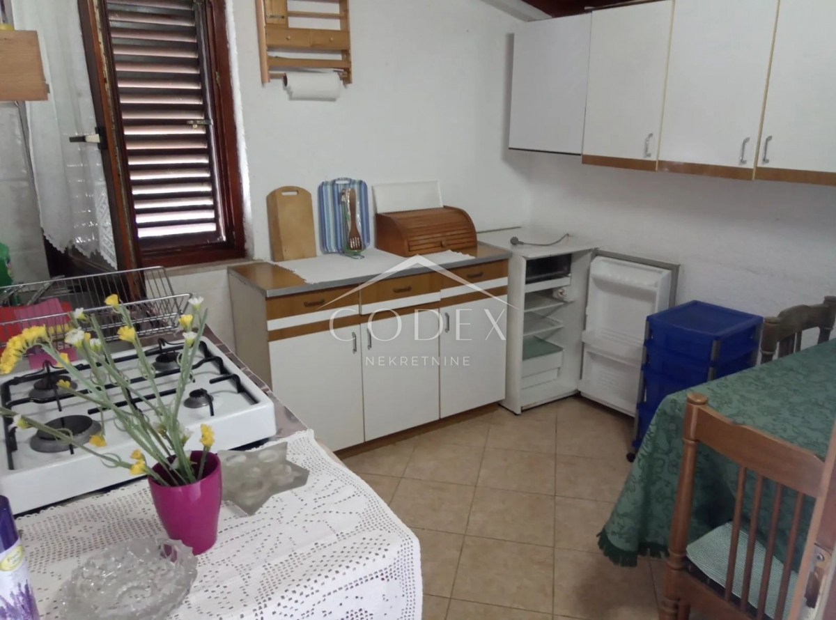 Poreč - hiša z 2 stanovanjskima enotama na mirni lokaciji