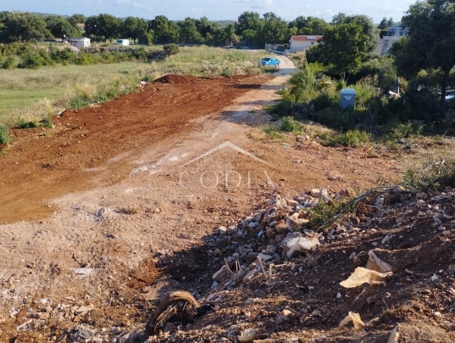 Rovinj - kmetijsko zemljišče s projektom