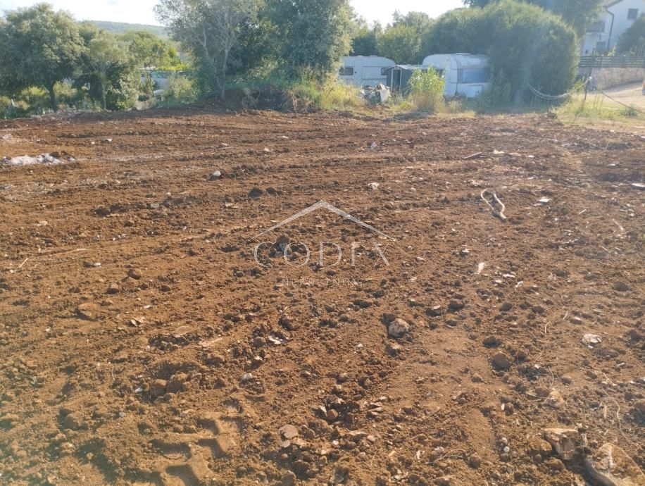 Rovinj - kmetijsko zemljišče s projektom