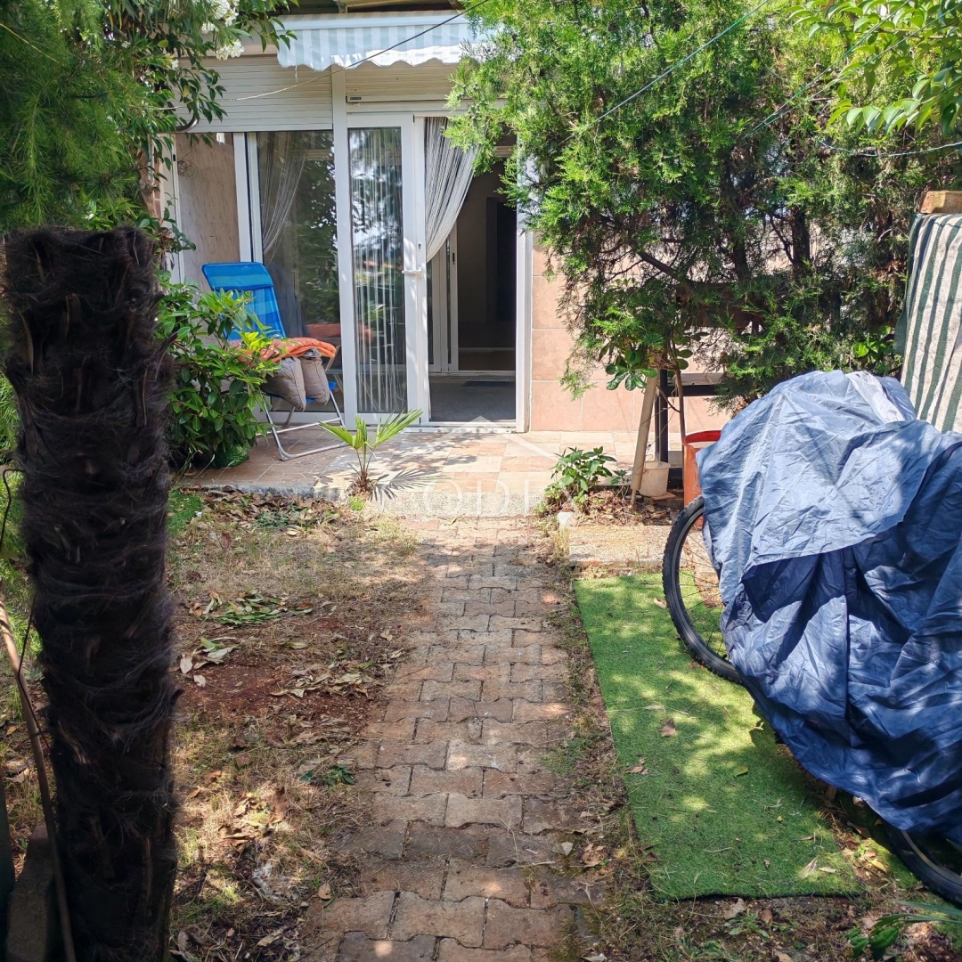 Novigrad - prostorno stanovanje z vrtom v mirnem delu Marede