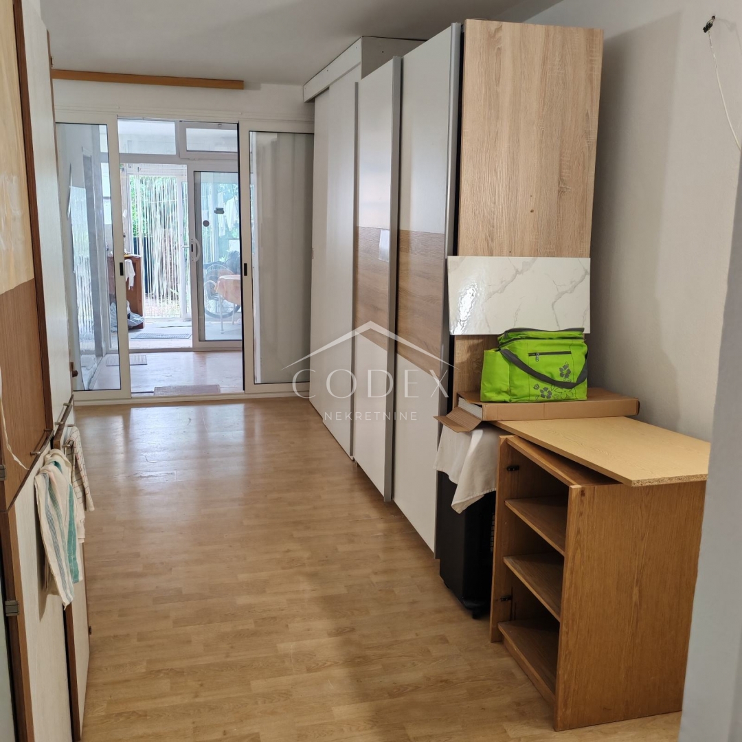 Novigrad - prostorno stanovanje z vrtom v mirnem delu Marede