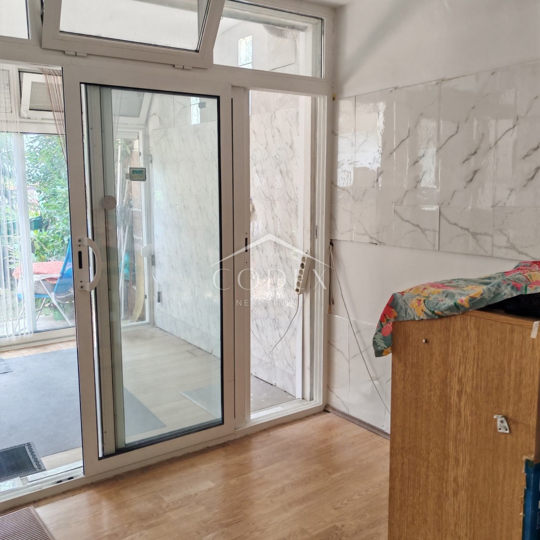 Novigrad - prostorno stanovanje z vrtom v mirnem delu Marede