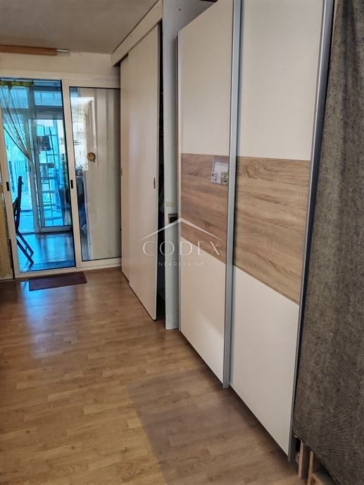 Novigrad - prostorno stanovanje z vrtom v mirnem delu Marede