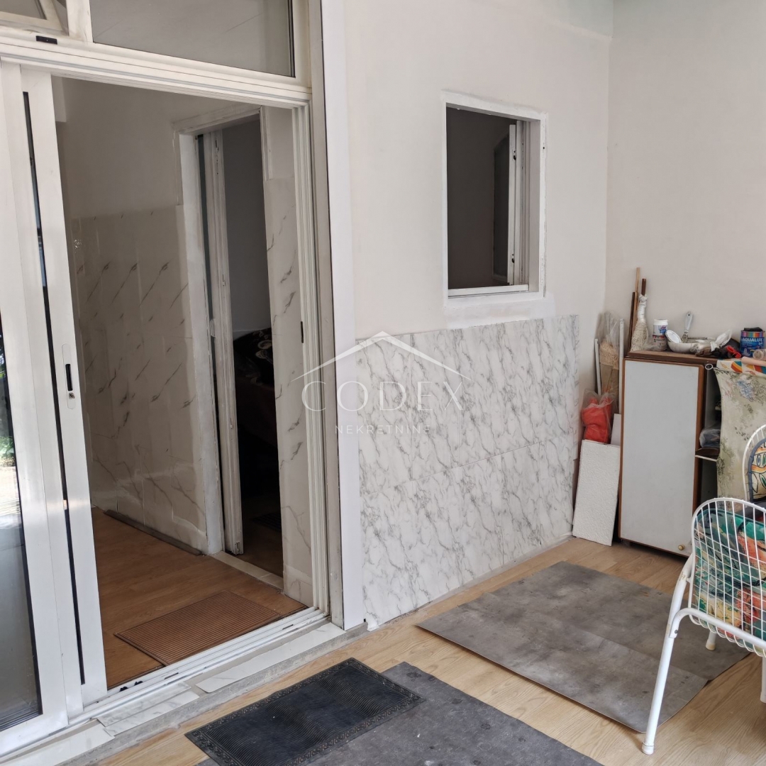 Novigrad - prostorno stanovanje z vrtom v mirnem delu Marede