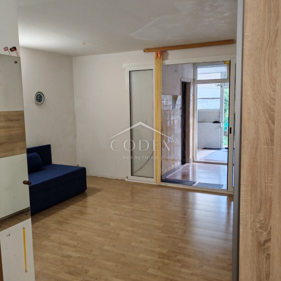 Novigrad - prostorno stanovanje z vrtom v mirnem delu Marede