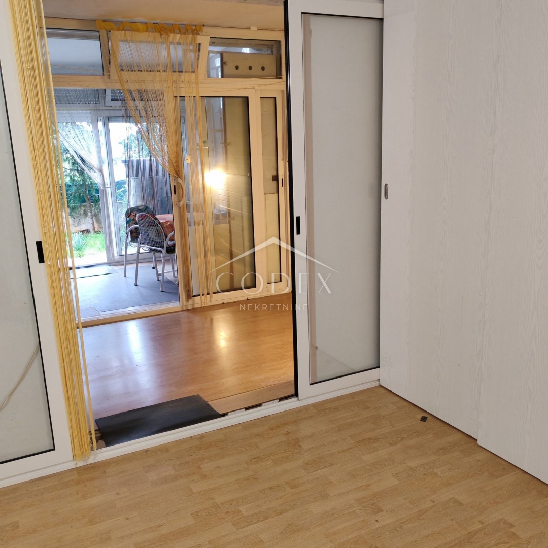 Novigrad - prostorno stanovanje z vrtom v mirnem delu Marede