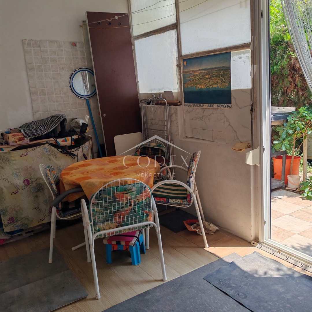 Novigrad - prostorno stanovanje z vrtom v mirnem delu Marede