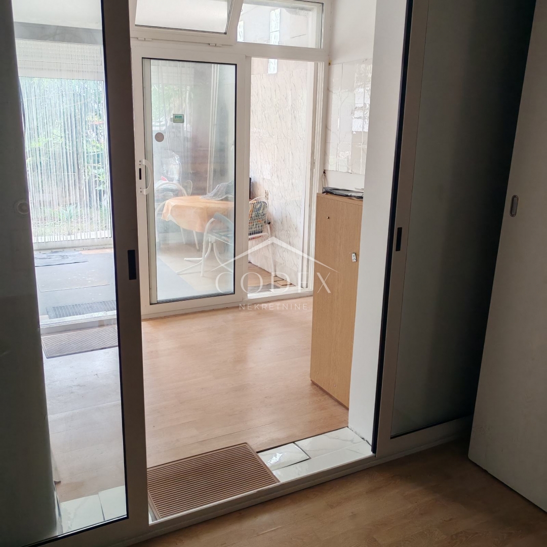 Novigrad - prostorno stanovanje z vrtom v mirnem delu Marede