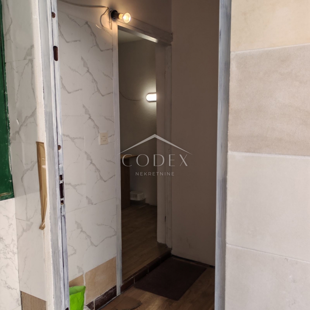 Novigrad - prostorno stanovanje z vrtom v mirnem delu Marede