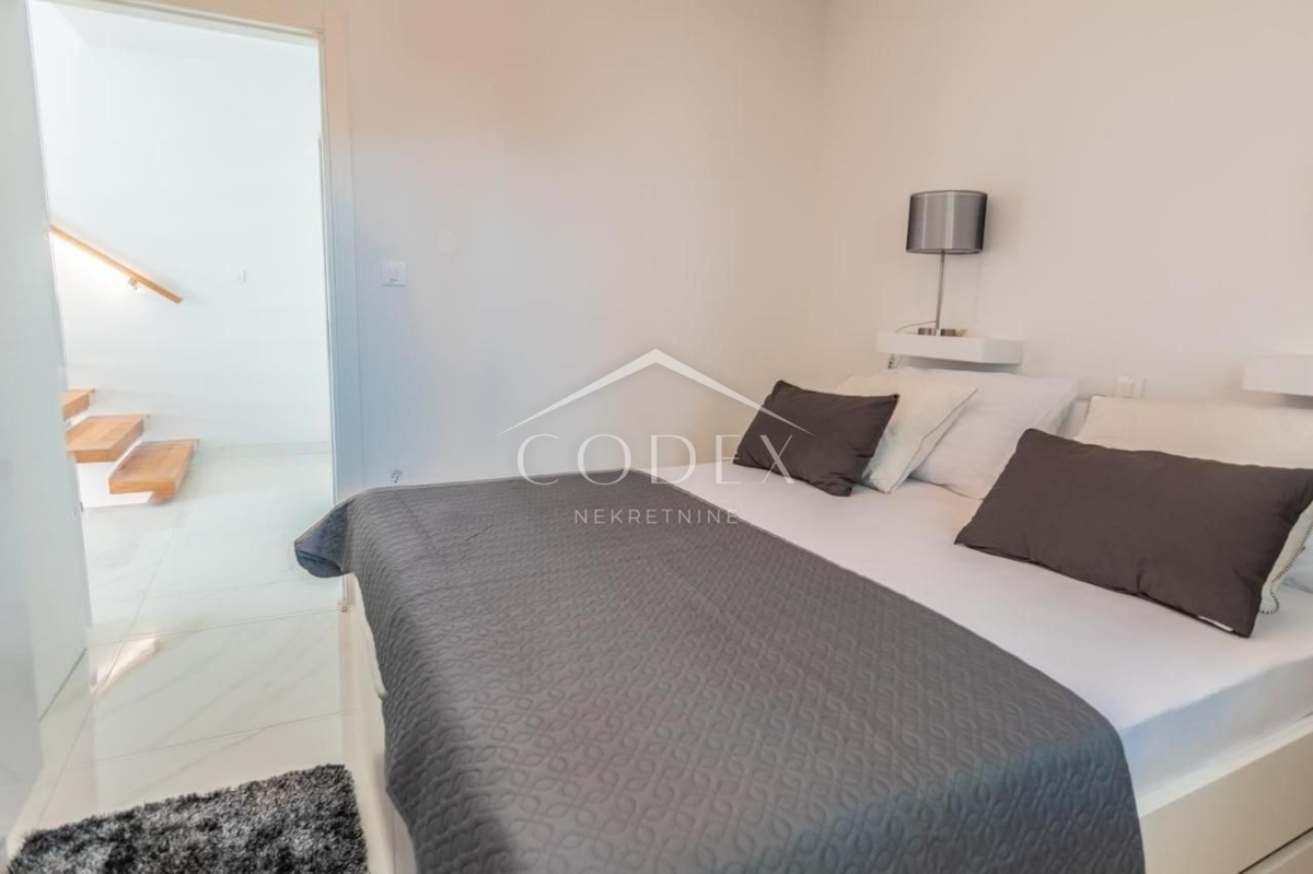 Pobri - prodaja penthousea z bazenom