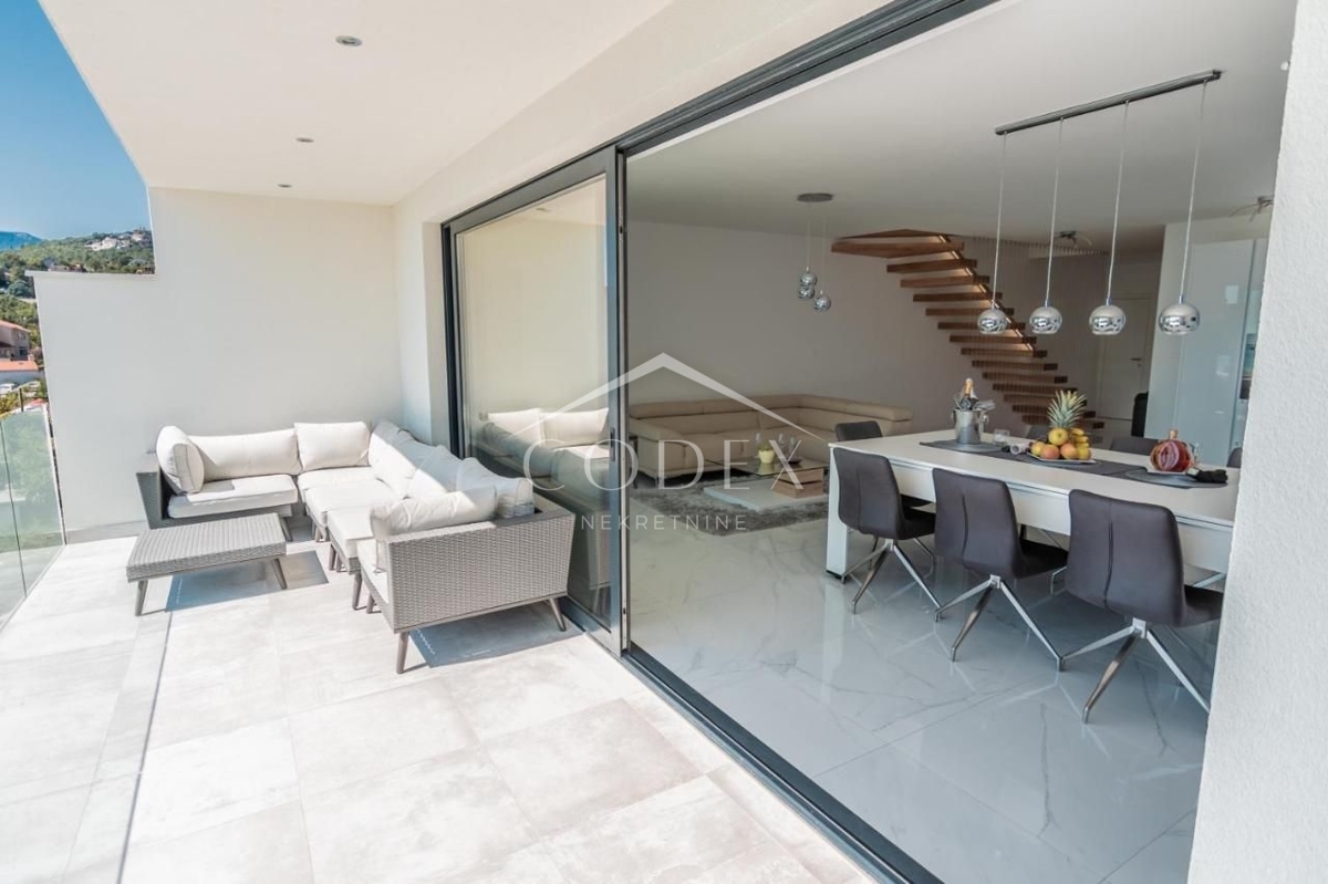 Pobri - prodaja penthousea z bazenom