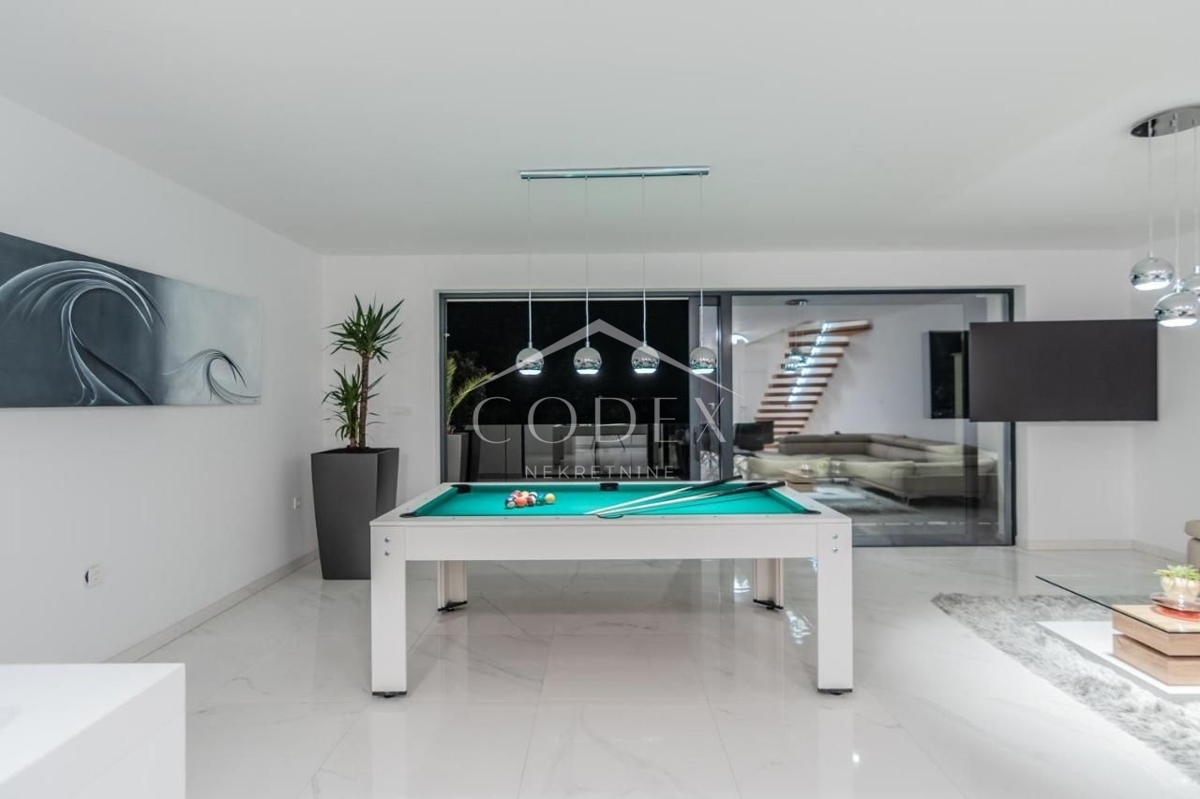 Pobri - prodaja penthousea z bazenom