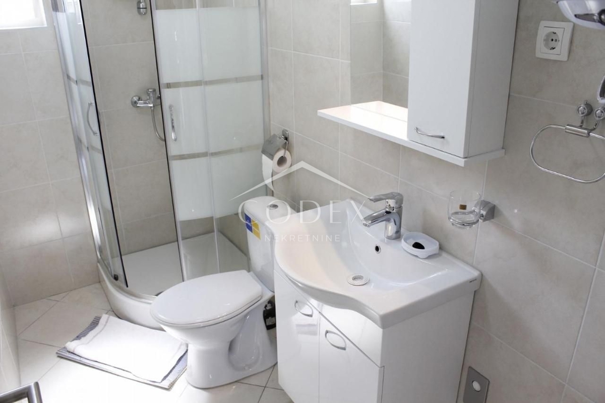 Novalja - prodaja hiše s 4 apartmaji