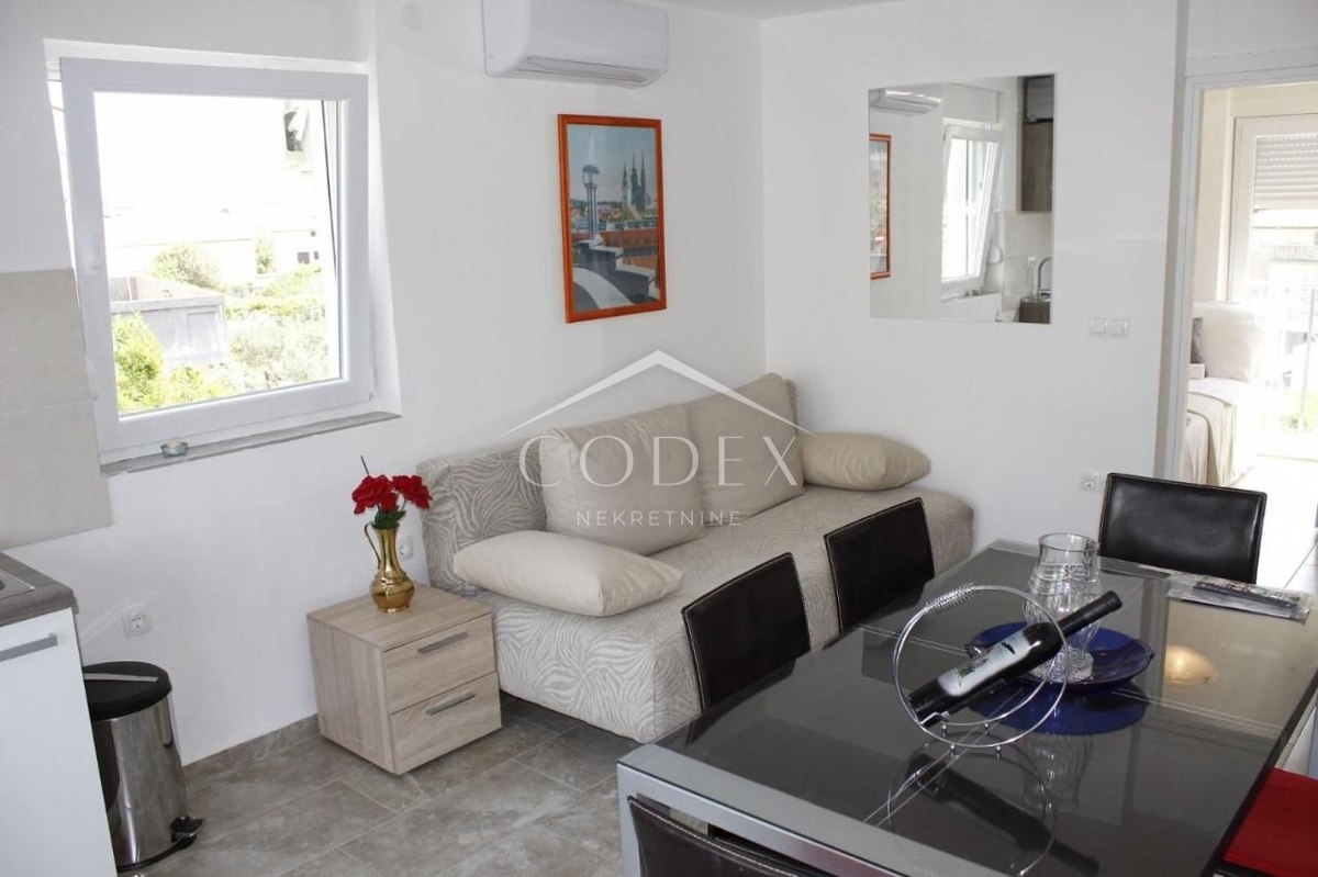 Novalja - prodaja hiše s 4 apartmaji