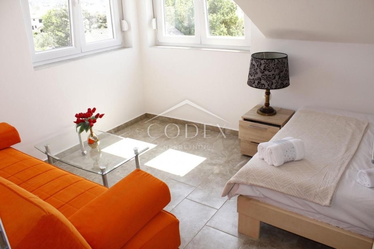 Novalja - prodaja hiše s 4 apartmaji