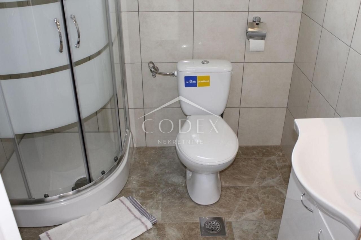 Novalja - prodaja hiše s 4 apartmaji