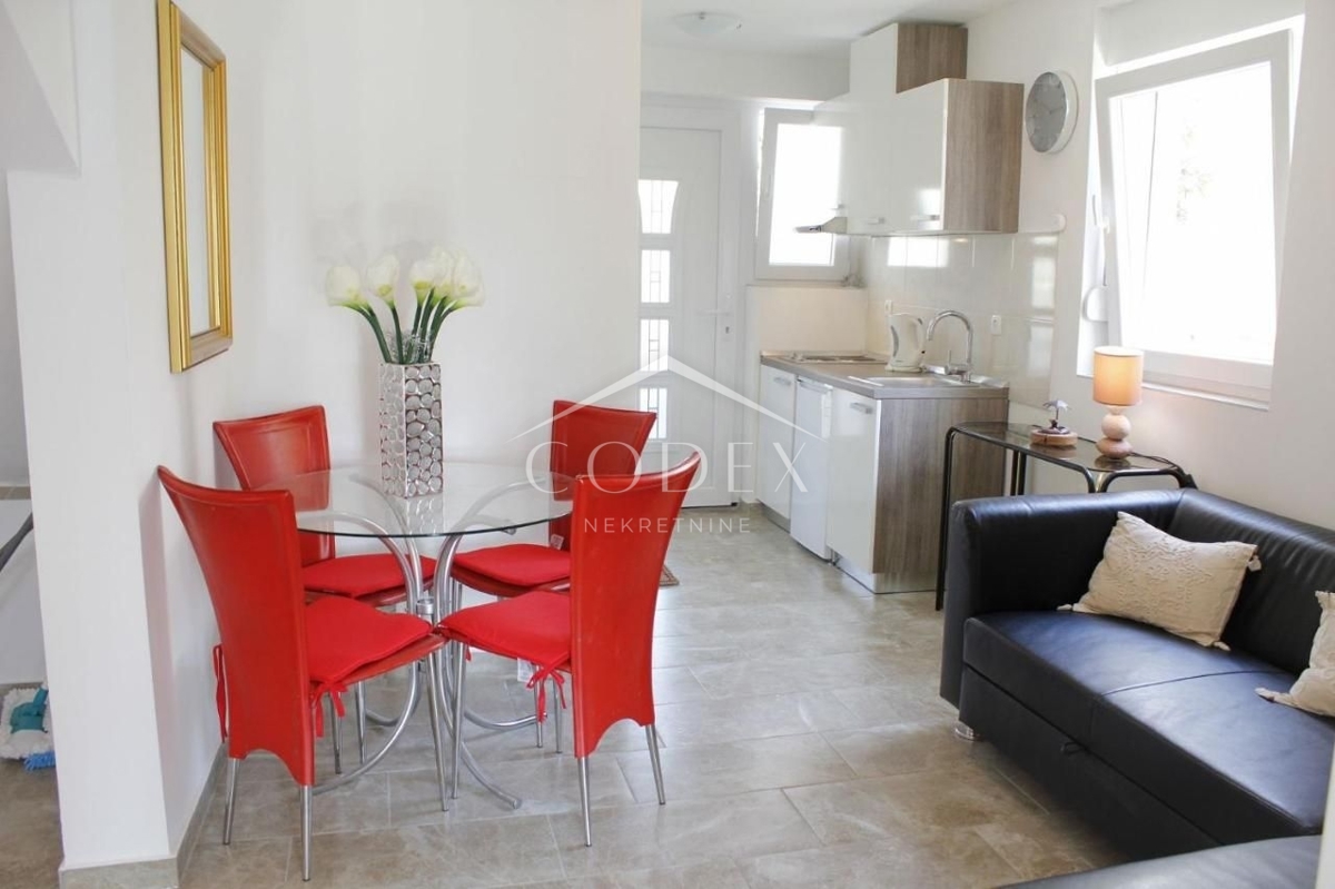 Novalja - prodaja hiše s 4 apartmaji