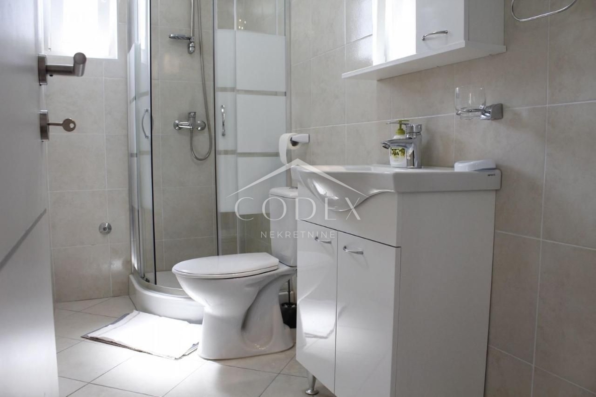 Novalja - prodaja hiše s 4 apartmaji