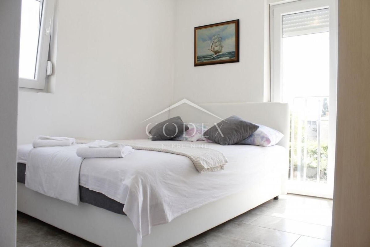 Novalja - prodaja hiše s 4 apartmaji