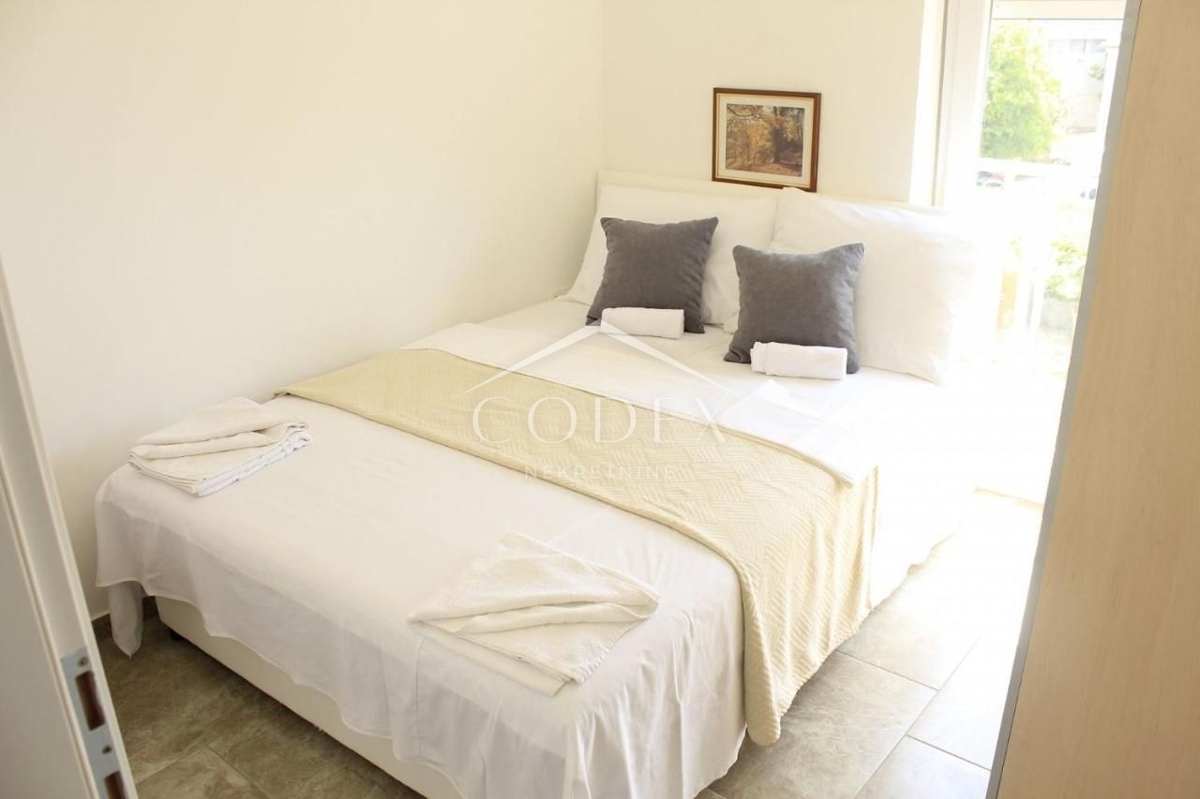 Novalja - prodaja hiše s 4 apartmaji