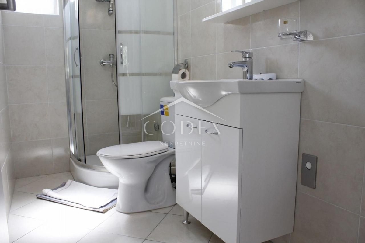 Novalja - prodaja hiše s 4 apartmaji