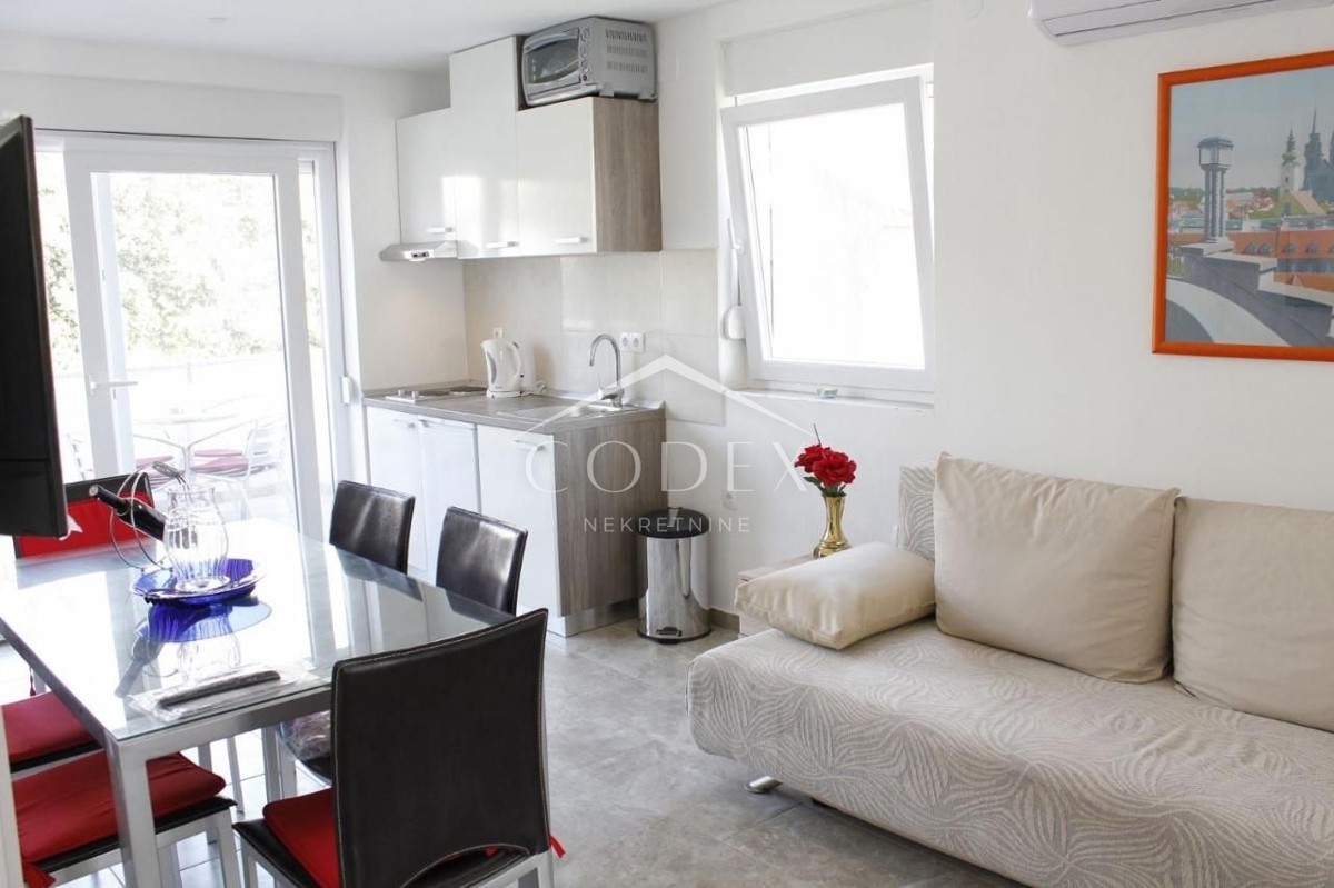 Novalja - prodaja hiše s 4 apartmaji