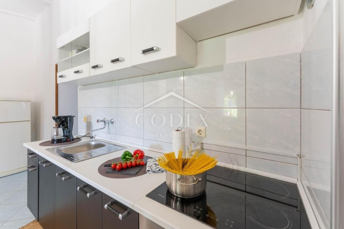 Peruški - prodaja hiše z 2 apartmaji in uhodanim poslom oddajanja