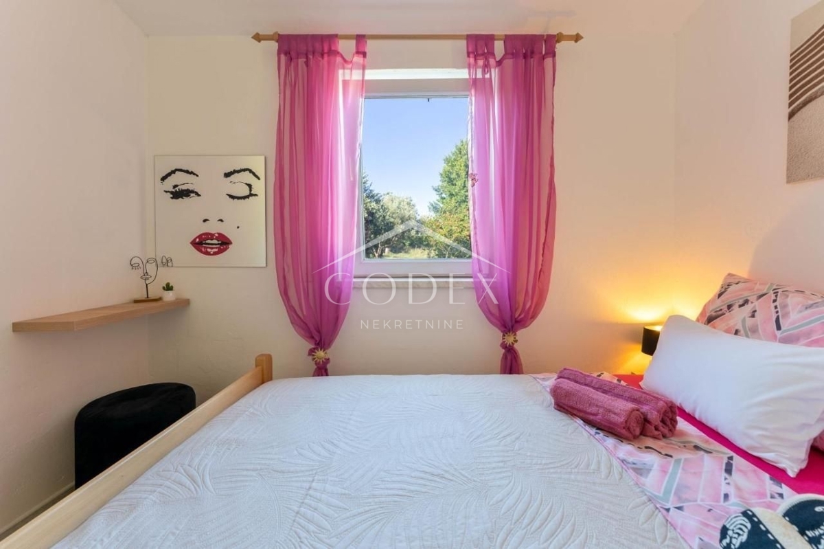 Peruški - prodaja hiše z 2 apartmaji in uhodanim poslom oddajanja