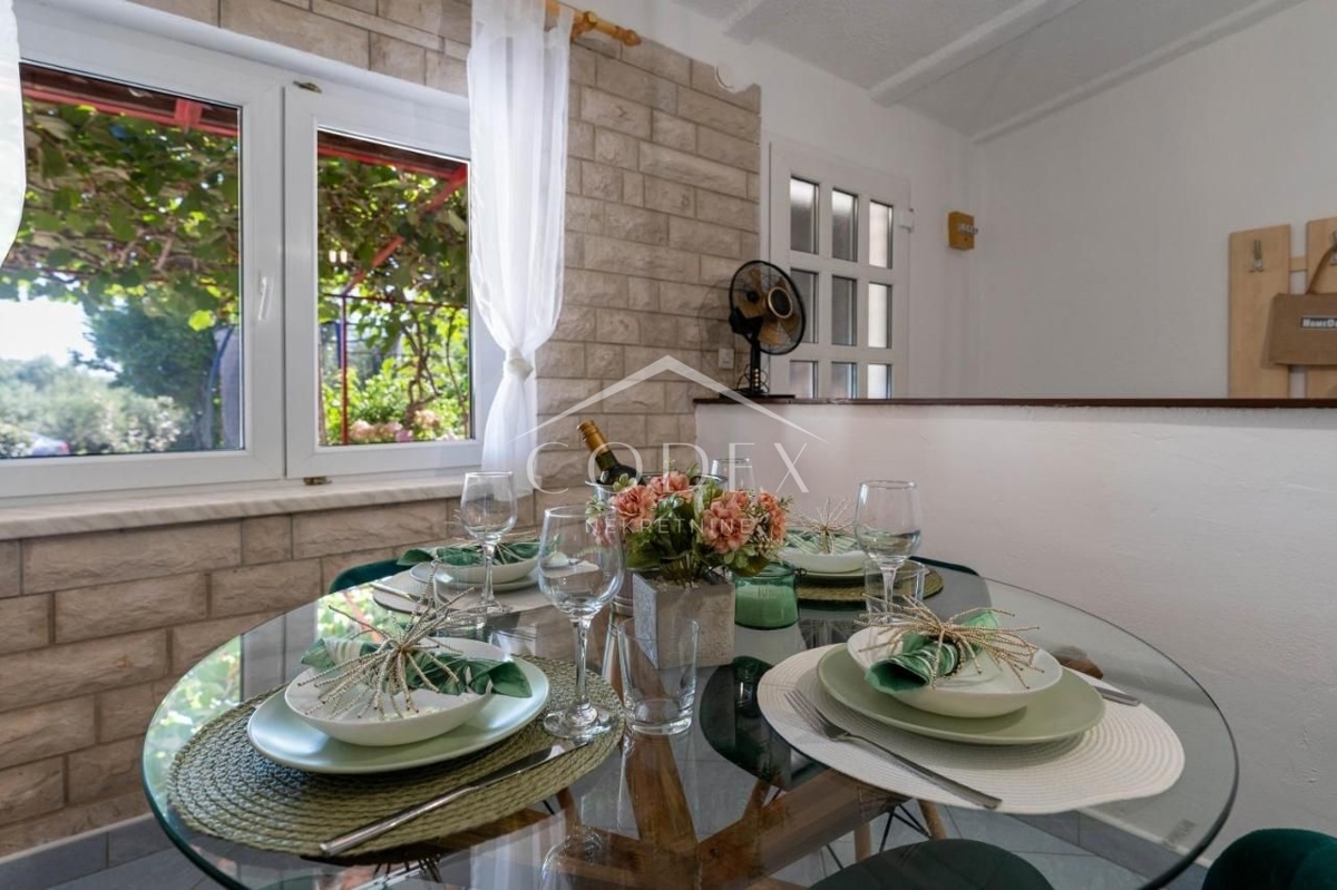 Peruški - prodaja hiše z 2 apartmaji in uhodanim poslom oddajanja