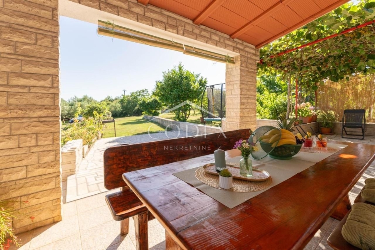 Peruški - prodaja hiše z 2 apartmaji in uhodanim poslom oddajanja