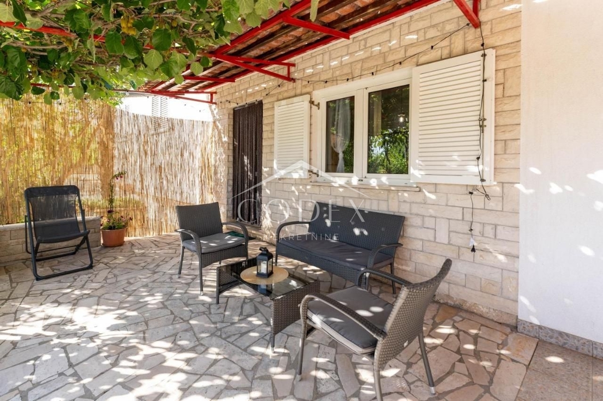 Peruški - prodaja hiše z 2 apartmaji in uhodanim poslom oddajanja