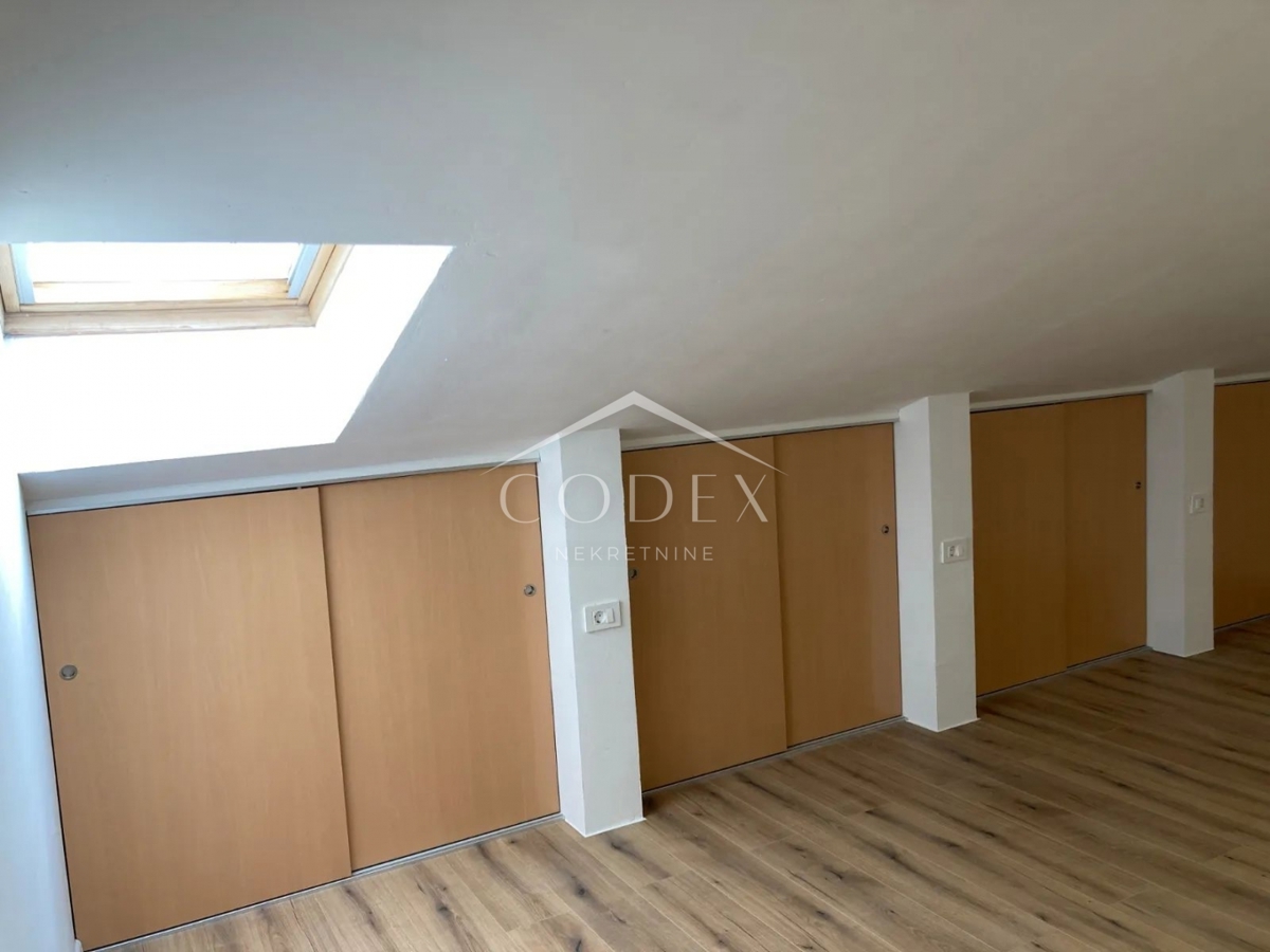  Rovinj - novo urejen penthouse v mansardi