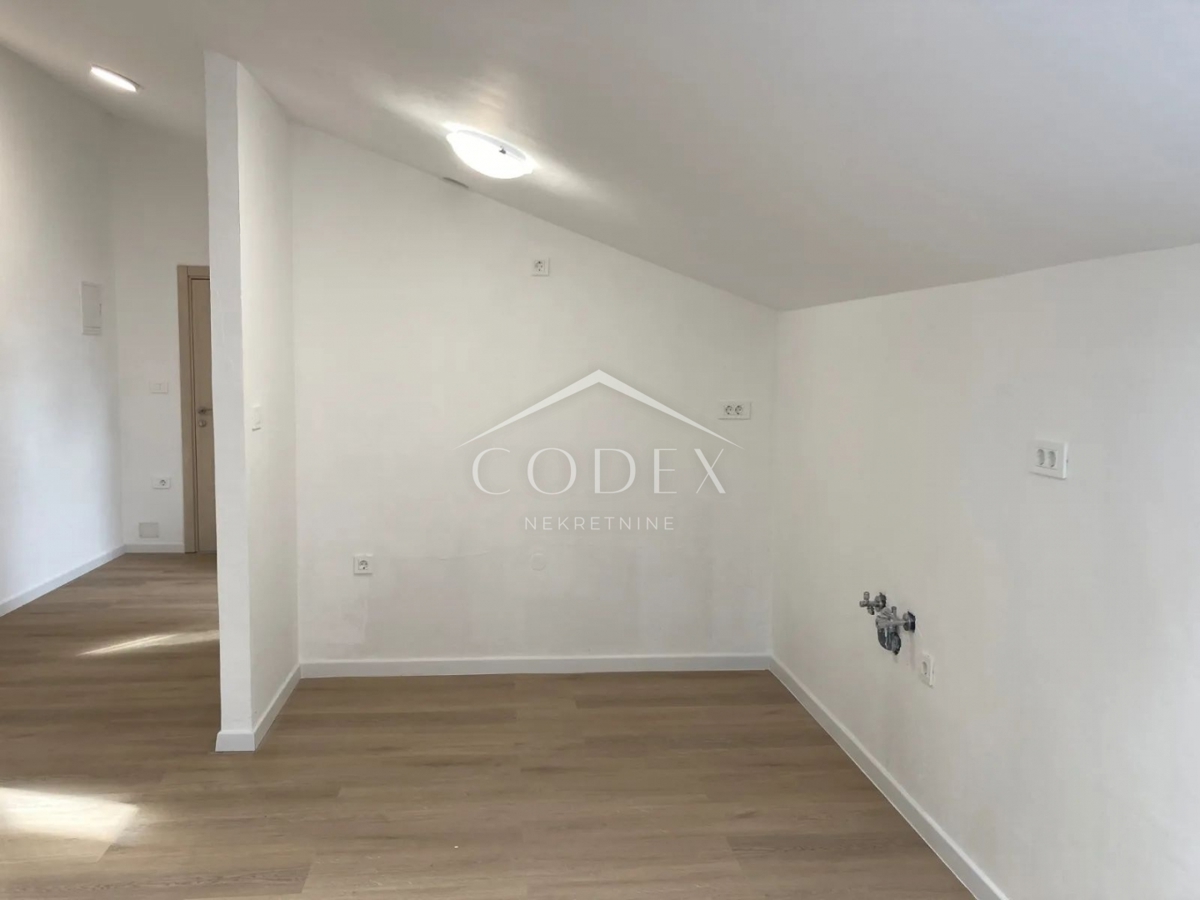  Rovinj - novo urejen penthouse v mansardi