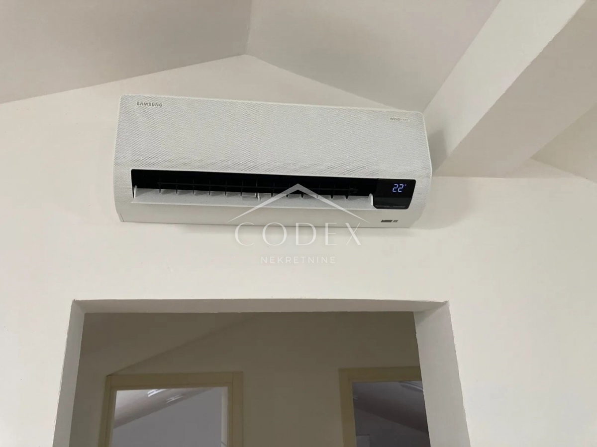  Rovinj - novo urejen penthouse v mansardi