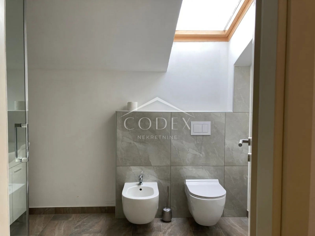  Rovinj - novo urejen penthouse v mansardi