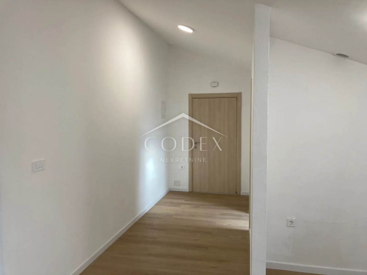  Rovinj - novo urejen penthouse v mansardi