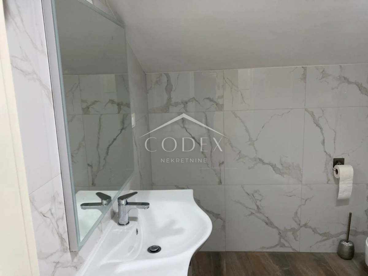  Rovinj - novo urejen penthouse v mansardi