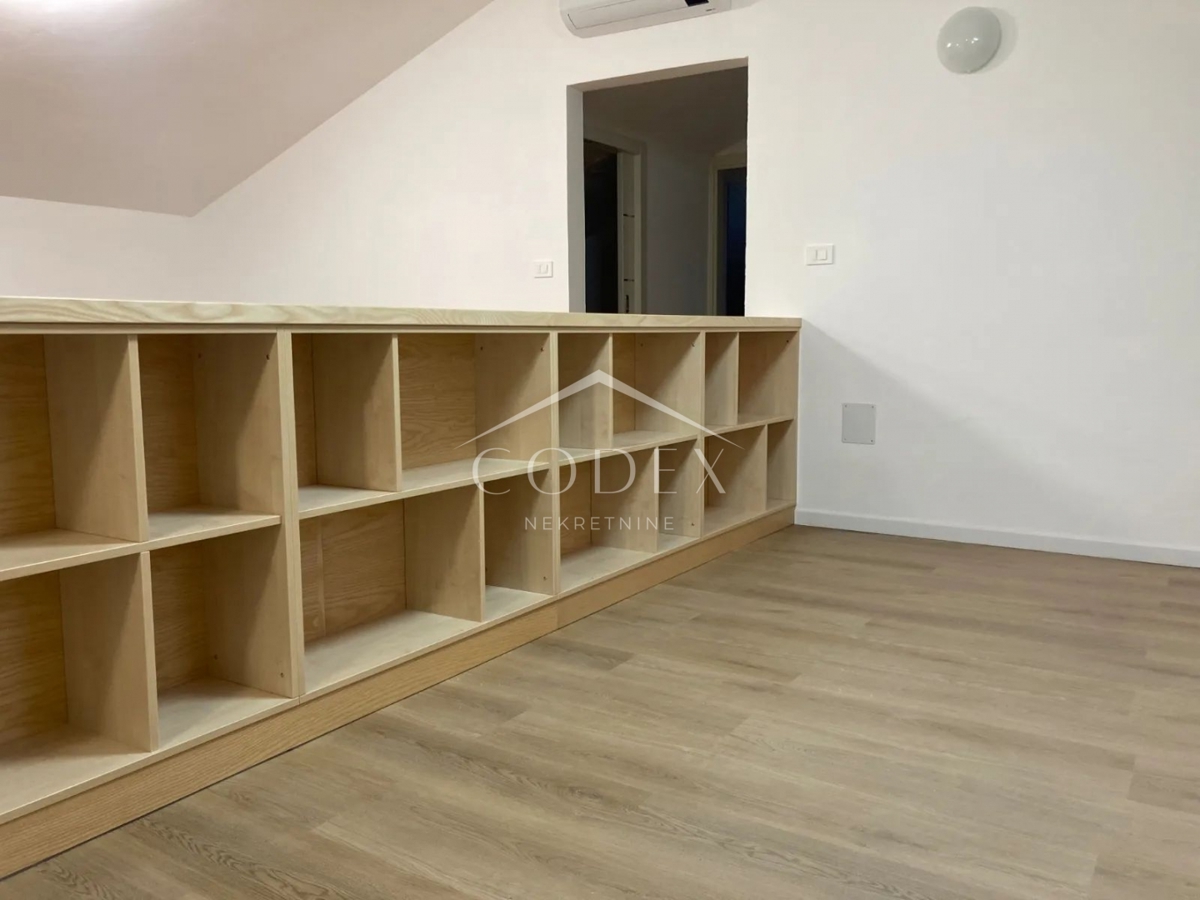  Rovinj - novo urejen penthouse v mansardi