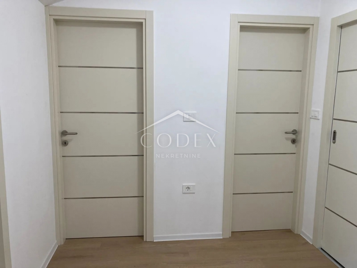  Rovinj - novo urejen penthouse v mansardi