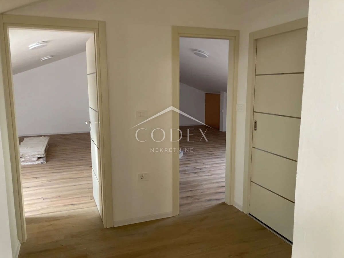  Rovinj - novo urejen penthouse v mansardi